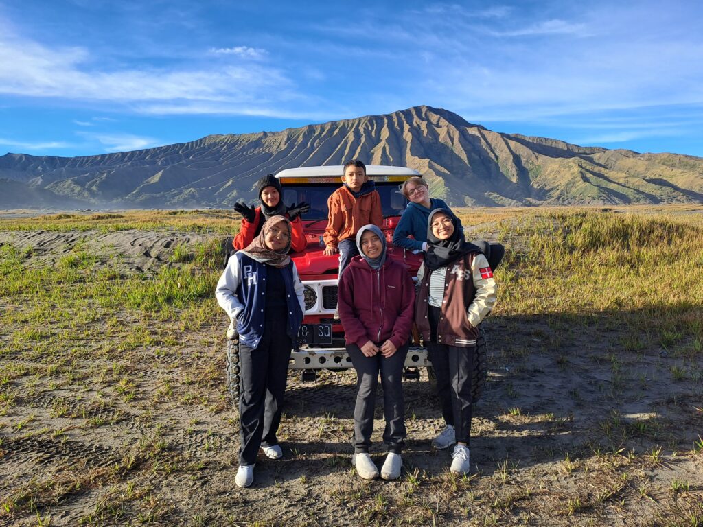 Tamu WNA dan lokal Menikmati indahnya Gunung Bromo